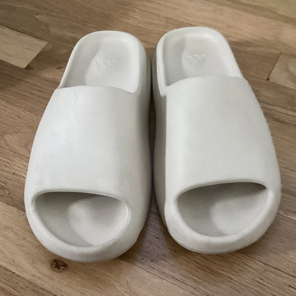 Adidas Yeezy Slide Bone Sandals. Size 10